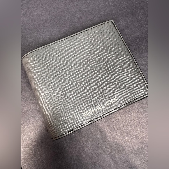 EUC Michael Kors Harrison Wallet - Picture 3 of 7